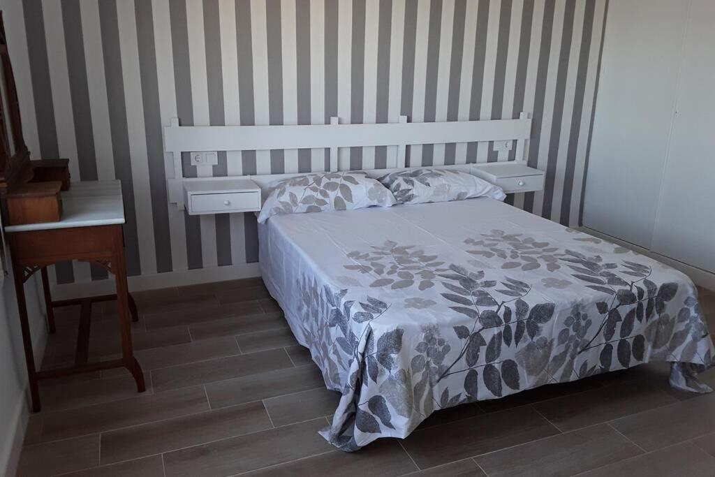 Piso En Primera Linea Con Wifi Y Vistas Al Mar Lo Pagán Eksteriør billede